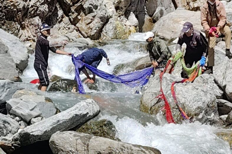 यमुना की जलधारा से एकत्रित किए 100 बोरे नए पुराने वस्त्र, 17 सितंबर से 2 अक्टूबर तक चलाया जा रहा है स्वछता अभियान