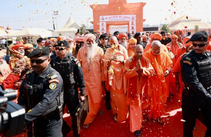 गुरु गोरक्षनाथ अखाड़ा में सीएम योगी ने की धर्म ध्वजा की पूजा, संतों को प्रसाद गृहण कराया