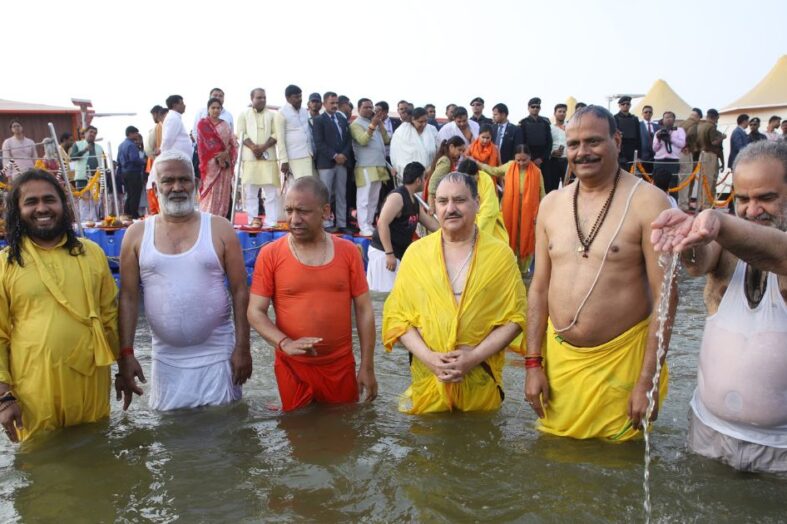 भाजपा के राष्ट्रीय अध्यक्ष जेपी नड्डा समेत कई लोगों ने संगम में लगाई पावन डुबकी