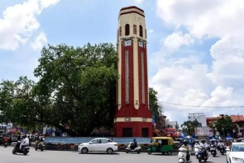 घंटाघर फिर अधिकारियों की लापरवाही का शिकार, बंद पड़ी घड़ियां