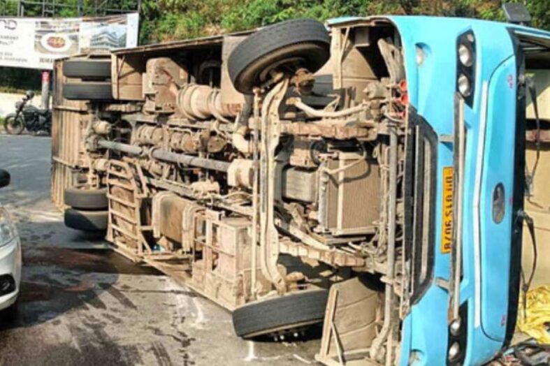 दिल्ली से मसूरी आ रही बस पानी वाला बैंड में पलटी, 27 लोग सवार थे बस में