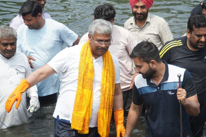 नदियों-नालों को पुनर्जीवित करने के लिए विभागीय सहयोग और जनभागीदारी जरूरी : त्रिवेन्द्र