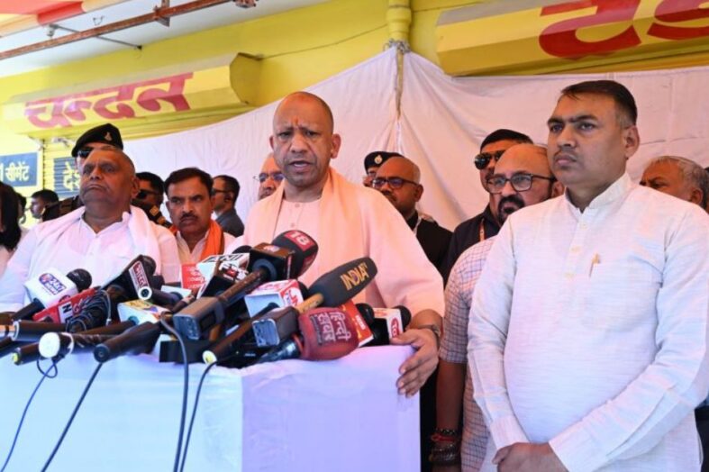 पूरी शक्ति से आतंक के विषैले फनों को कुचला जाएगा : सीएम योगी