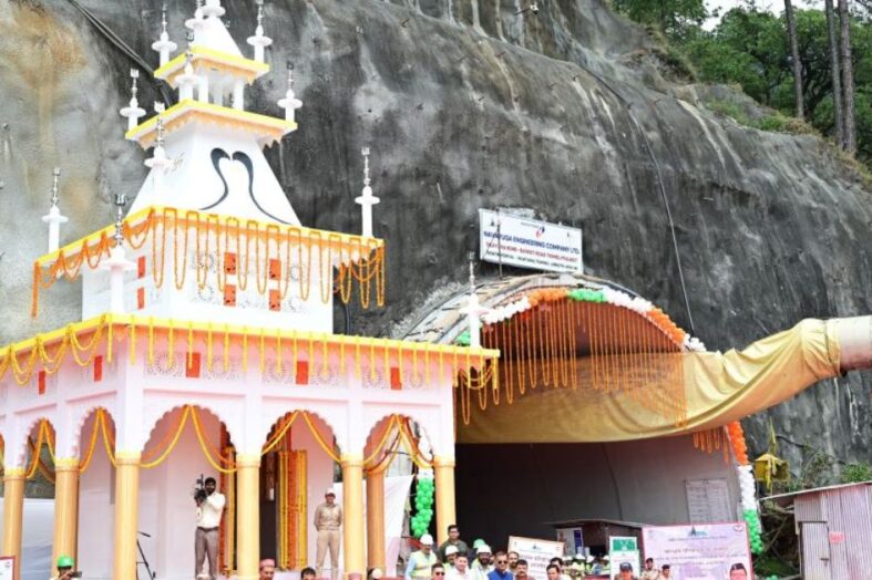 मुख्यमंत्री की मौजूदगी में सिलक्यारा टनल का किया ब्रेकथ्रू