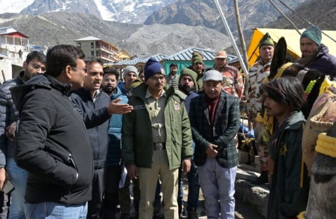 मुख्य सचिव ने केदारनाथ और बद्रीनाथ में चल रहे पुनर्निर्माण कार्यों का किया निरीक्षण