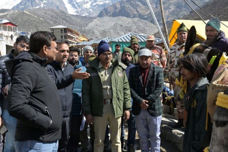 मुख्य सचिव ने केदारनाथ और बद्रीनाथ में चल रहे पुनर्निर्माण कार्यों का किया निरीक्षण