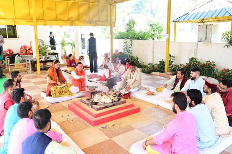 सीएम ने पत्नी संग किया राम नवमी पर कन्या पूजन