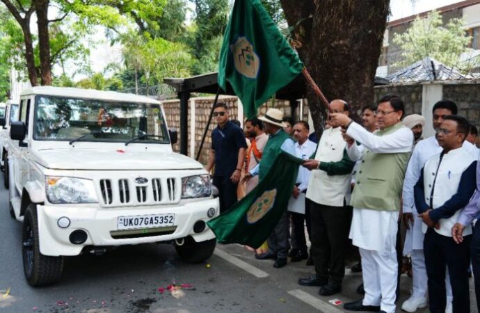 मुख्यमंत्री ने 23 बोलेरो कैम्पर वाहनों को हरी झण्डी दिखाकर रवाना किय
