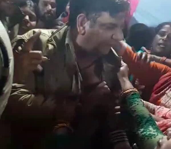 डीजे बंद कराने को लेकर बवाल,एक पुलिस कर्मी का सिरफोड़ा, दुसरे की वर्दी फाड़ी