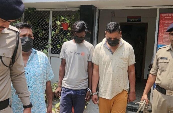 चेन लूट की दो घटनाओं में हिस्ट्रीशीटर सहित तीन गिरफ्तार