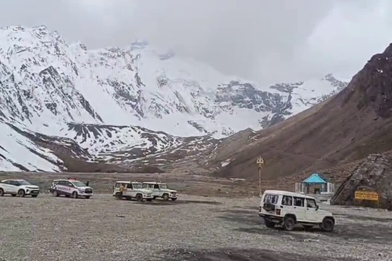 डीएम ने लिया आदि कैलाश और ओम पर्वत यात्रा की तैयारियों का जायेजा