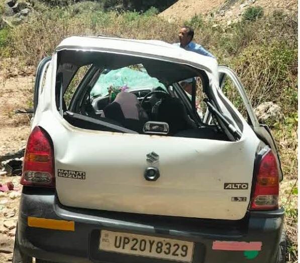खाई में गिरी कार,एक की मौत,आठ घायल