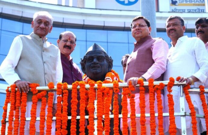 सीएम धामी ने स्व. हेमवती नंदन बहुगुणा की मूर्ति पर किया माल्यार्पण