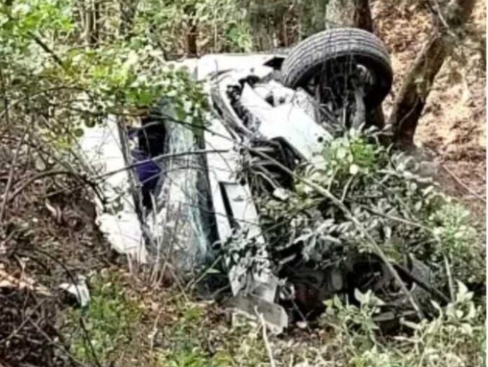 स्कॉर्पियो खाई में गिरी, मां की मौत बेटा गंभीर