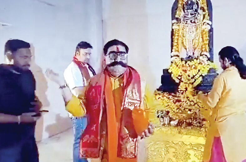 कांग्रेस नेता के मंदिर जाने के बाद ‘शुद्धिकरण’ पर बवाल