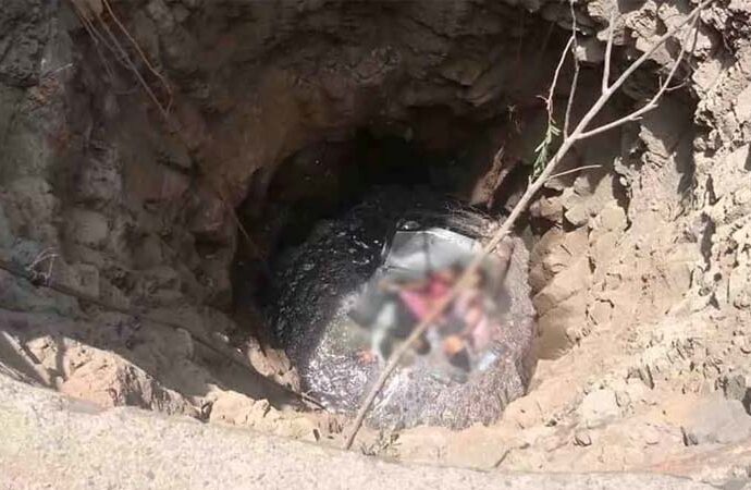 बाइक को टक्कर मारने के बाद कुएं में गिरी वैन, 9 लोगों की मौत, चार घायल