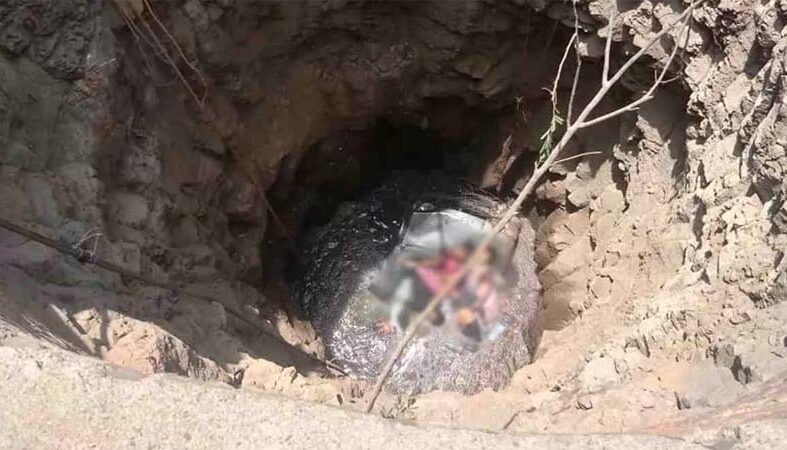 बाइक को टक्कर मारने के बाद कुएं में गिरी वैन, 9 लोगों की मौत, चार घायल