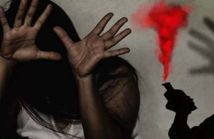 अवैध संबंधों के शक में पति ने पत्नी और दो बेटियों पर डाला तेजाब, बेटे ने दर्ज कराई FIR