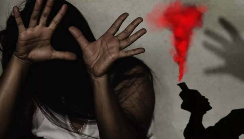 अवैध संबंधों के शक में पति ने पत्नी और दो बेटियों पर डाला तेजाब, बेटे ने दर्ज कराई FIR