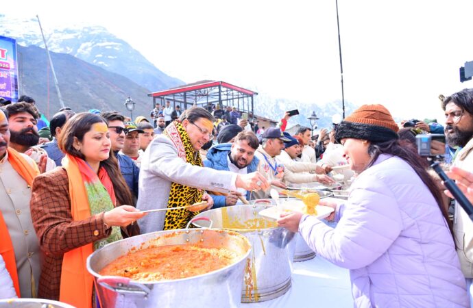 केदारनाथ में मुख्य सेवक भंडारा में मुख्यमंत्री ने श्रद्धालुओं को बांटा प्रसाद