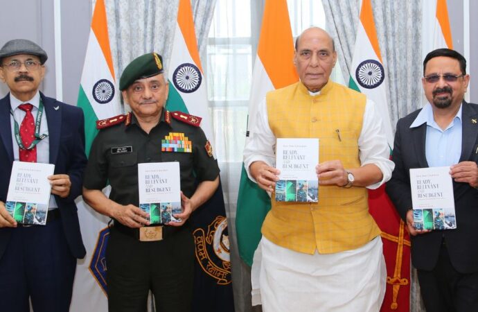 रक्षा मंत्री राजनाथ सिंह ने किया सीडीएस जनरल अनिल चौहान की पुस्तक का विमोचन