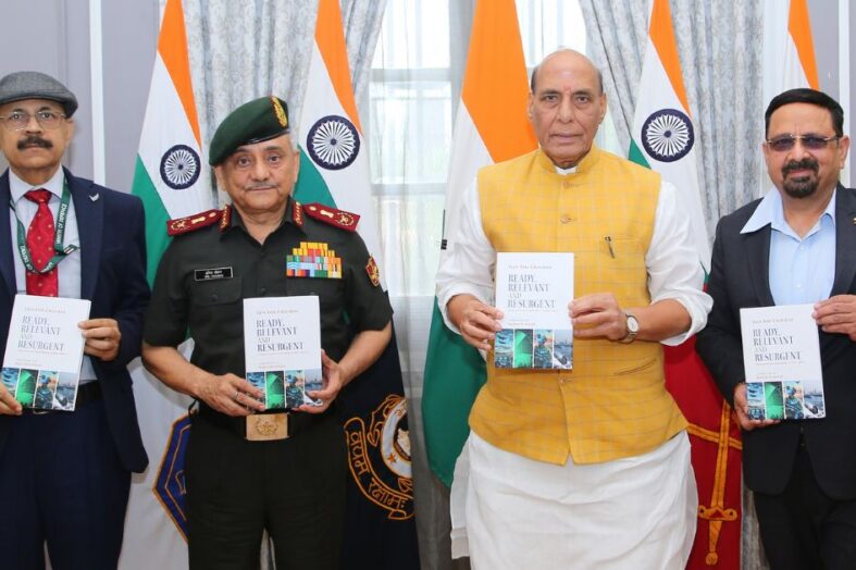 रक्षा मंत्री राजनाथ सिंह ने किया सीडीएस जनरल अनिल चौहान की पुस्तक का विमोचन