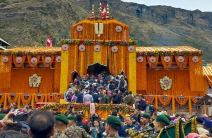 पूरे विधि विधान से खुले बद्रीनाथ धाम के कपाट, हजारों की संख्या में श्रद्धालु रहे मौजूद