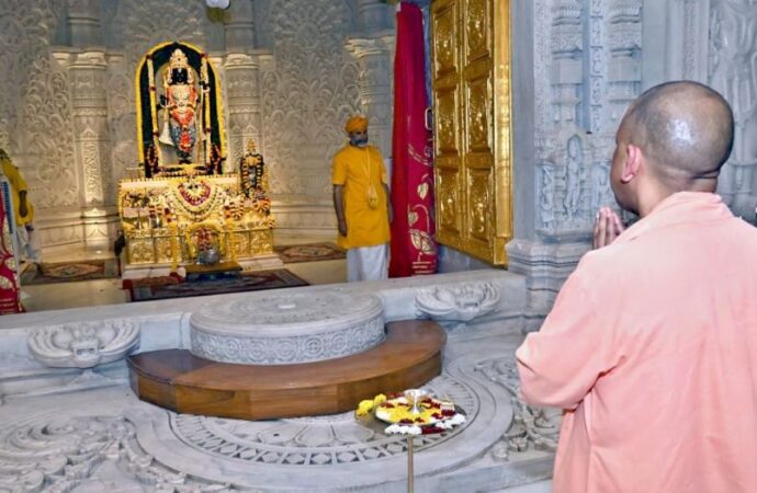 सीएम योगी ने हनुमानगढ़ी में लगाई हाजिरी, रामलला के श्रीचरणों में झुकाया शीश