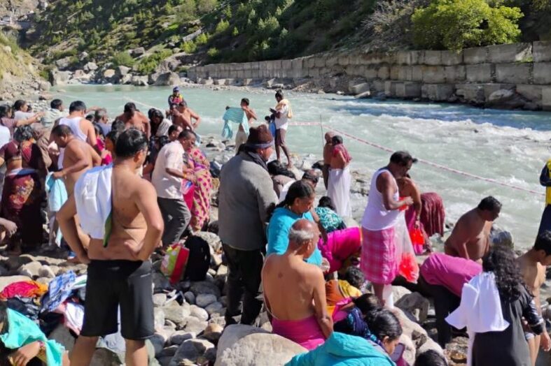 माणा में शुरू हुआ पुष्कर कुंभ, श्रद्धालुओं ने लगाई आस्था की डुबकी