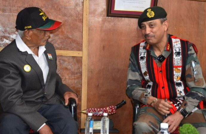 असम राइफल्स के डीजी ने नागालैंड दौरे के दौरान 105 वर्षीय हवलदार मेरिंग एओ से मुलाकात कर उनका हालचाल जाना