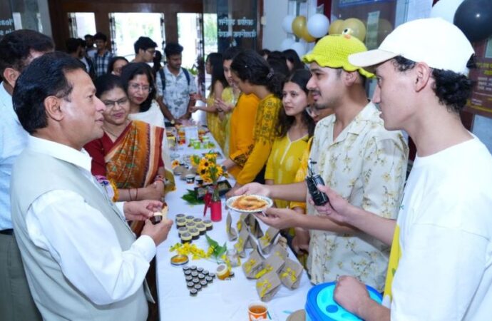 जीबी पंत विश्वविद्यालय में ‘मधुमक्खी उत्पाद प्रदर्शनी’ का आयोजन
