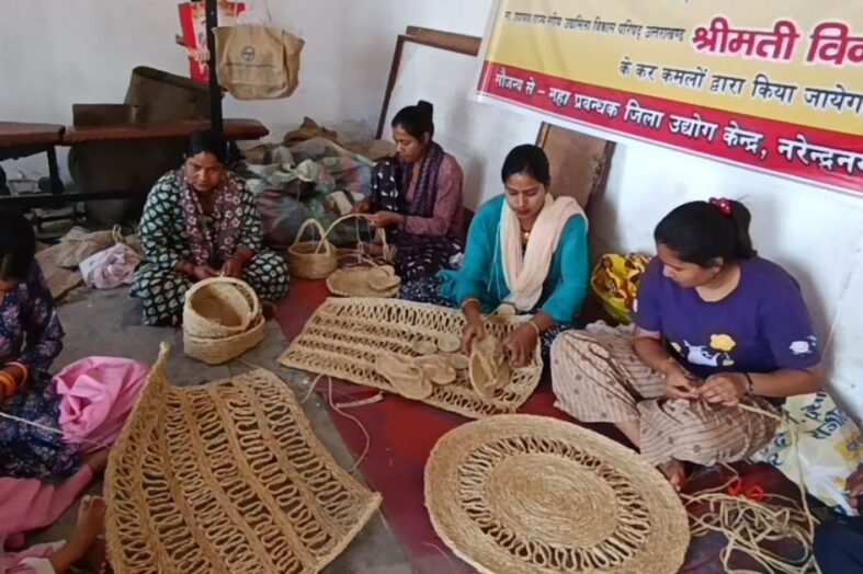 महिलाओं का आर्थिक समृद्धि की ओर बढ़ता कदम, नेचुरल फाइबर से बना रही हैं सजावटी सामान
