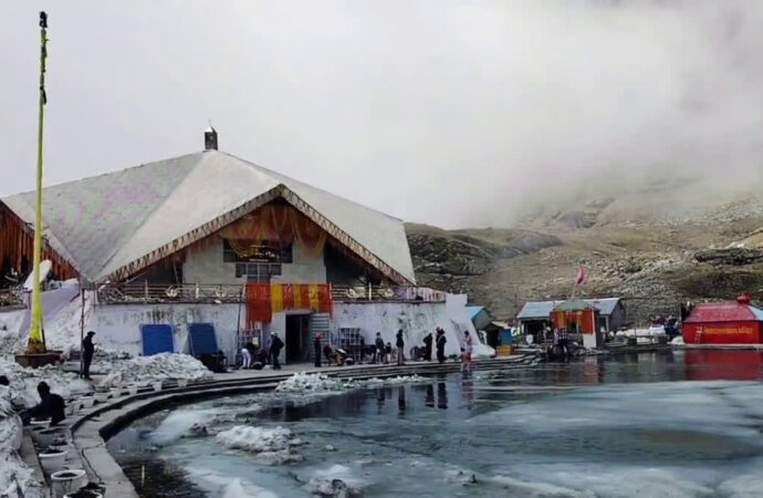 श्रद्धालुओं के लिए खुला दुनिया का सबसे ऊंचा गुरुद्वारा हेमकुंड साहिब