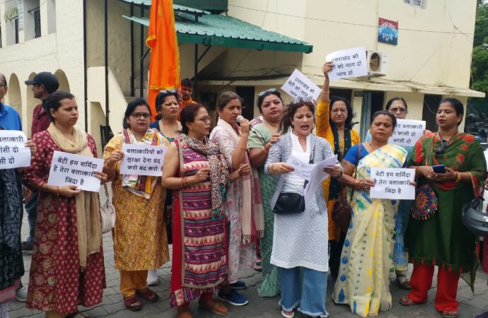 महिला संगठनों ने एसडीएम कोर्ट में प्रदर्शन कर दुष्कर्म के आरोपी को मृत्युदंड देने की मांग की