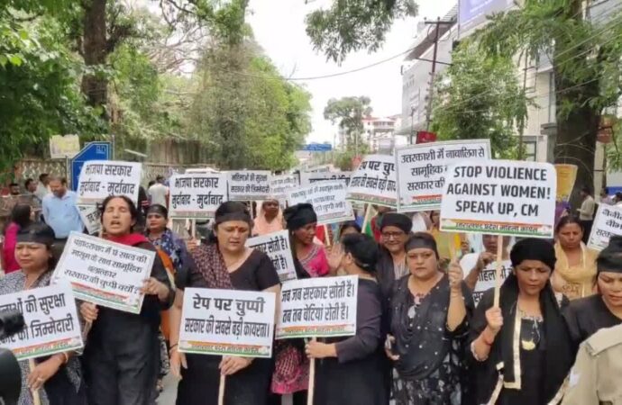 महिलाओं के खिलाफ बढ़ती आपराधिक घटनाओं को लेकर महिला कांग्रेस ने किया सीएम आवास का घेराव