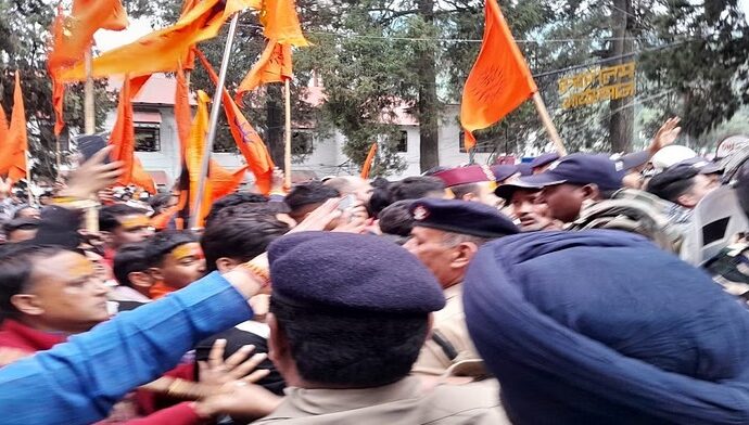 हिंदू संगठनों ने निकाला जूलुस, पुलिस से भी हुई धक्का-मुक्की
