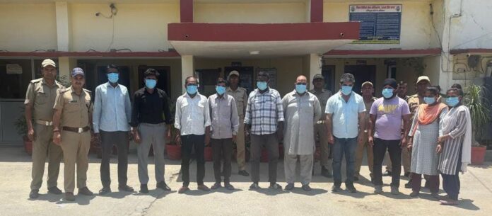 मां-पुत्र समेत 15 वारंटी गिरफ्तार