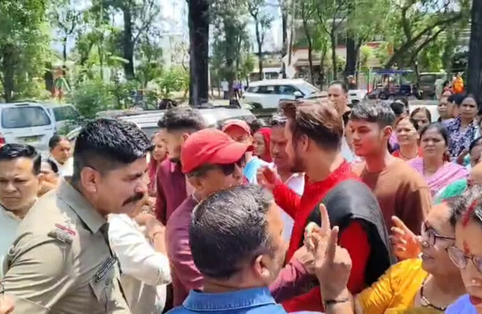 शहर मैं अवैध शराब की बिक्री पर फूटा लोगों का गुस्सा