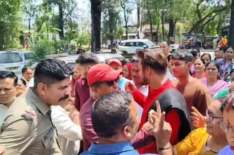 शहर मैं अवैध शराब की बिक्री पर फूटा लोगों का गुस्सा