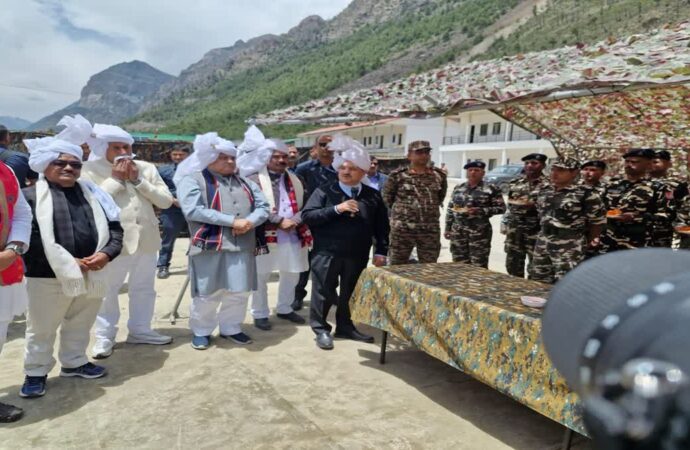 पिथौरागढ़ पहुंचे केंद्रीय मंत्री जेपी नड्डा, सेना के जवानों से की मुलाकात