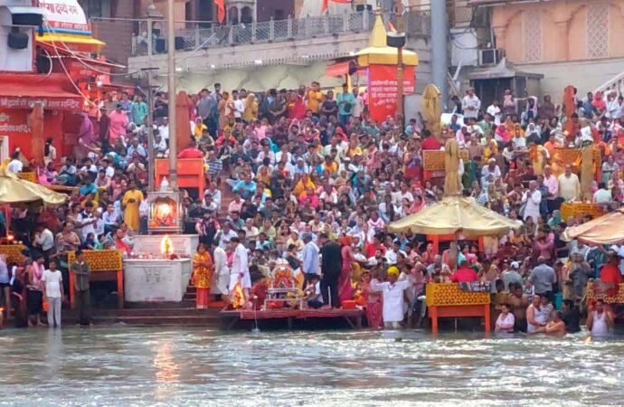 बुद्ध पूर्णिमा पर श्रद्धालुओं ने गंगा में लगाई आस्था की डूबकी
