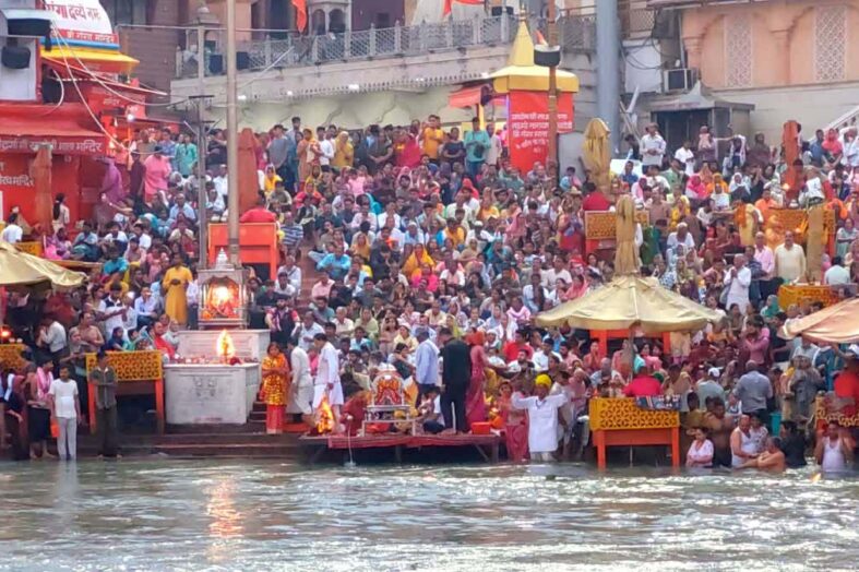 बुद्ध पूर्णिमा पर श्रद्धालुओं ने गंगा में लगाई आस्था की डूबकी