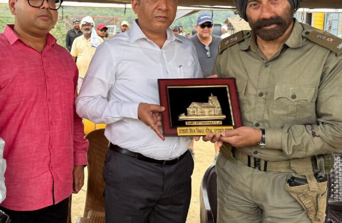 बॉर्डर 2 के सेट पर सनी देओल से मिले उत्तराखंड फिल्म विकास परिषद के सीईओ बंशीधर तिवारी