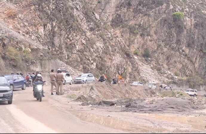 बद्रीनाथ हाईवे पर सिरोबगड़ की पहाड़ी से भूस्खलन फिर हुई सक्रिय