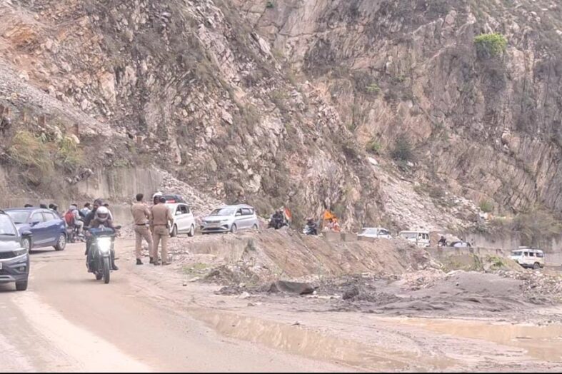 बद्रीनाथ हाईवे पर सिरोबगड़ की पहाड़ी से भूस्खलन फिर हुई सक्रिय