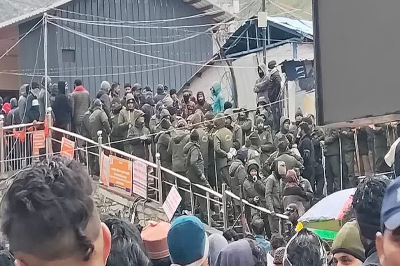 केदारनाथ में पुलिस और हेली कंपनी स्टाफ के बीच मारपीट