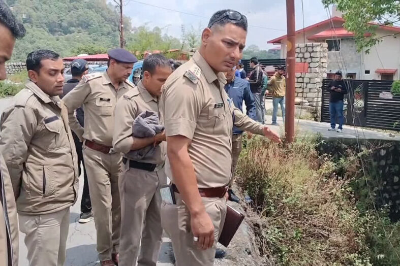 खाई में गिरी कार, चार गंभीर