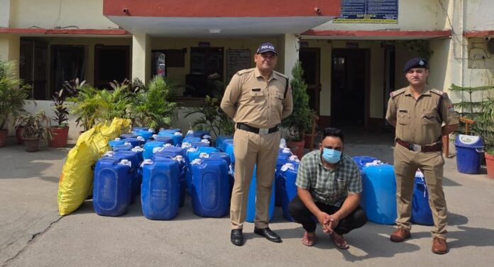 दो हजार लीटर एल्कोहल के साथ एक गिरफ्तार