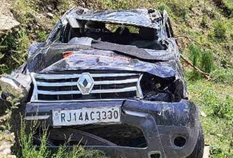 अंनियंत्रित होकर ­ऊपर की सडक से नीचे की सड़क पर गिरी कार, मासूम की मौत, छह घायल