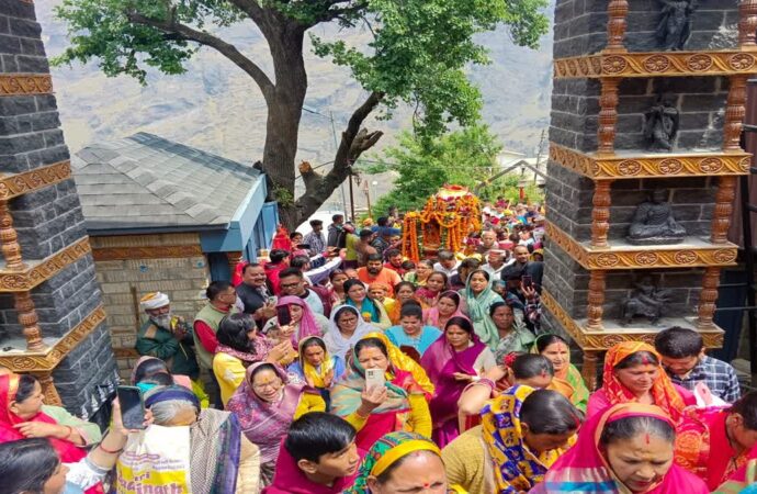 पांडुकेश्वर के लिए रवाना गाडू घड़ा, सेना के बैंड ने बांधा समा